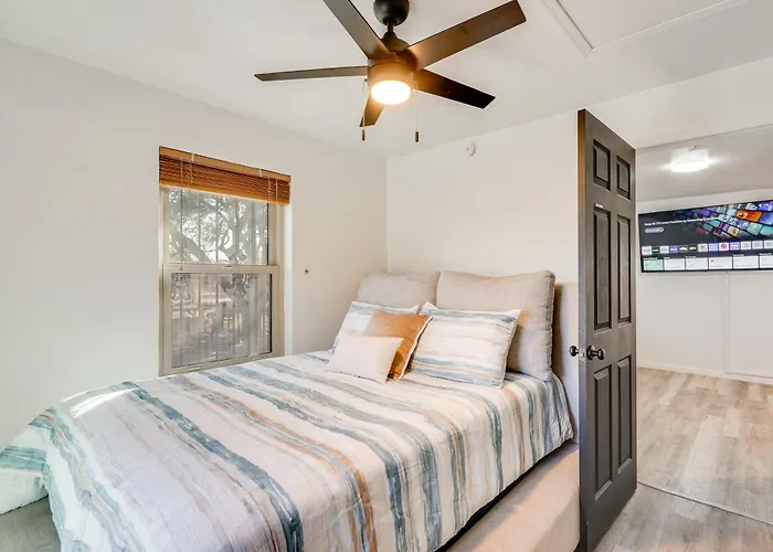 Holiday home 4 Mi To Dtwn & Gem Show! Pet-friendly *
