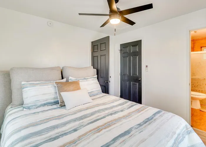 Holiday home 4 Mi To Dtwn & Gem Show! Pet-friendly