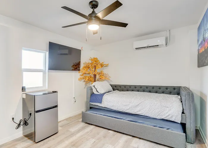 Holiday home 4 Mi To Dtwn & Gem Show! Pet-friendly Tucson