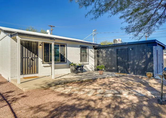 Holiday home 4 Mi To Dtwn & Gem Show! Pet-friendly