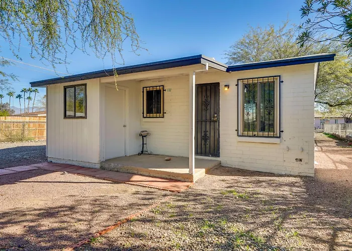 Holiday home 4 Mi To Dtwn & Gem Show! Pet-friendly Tucson